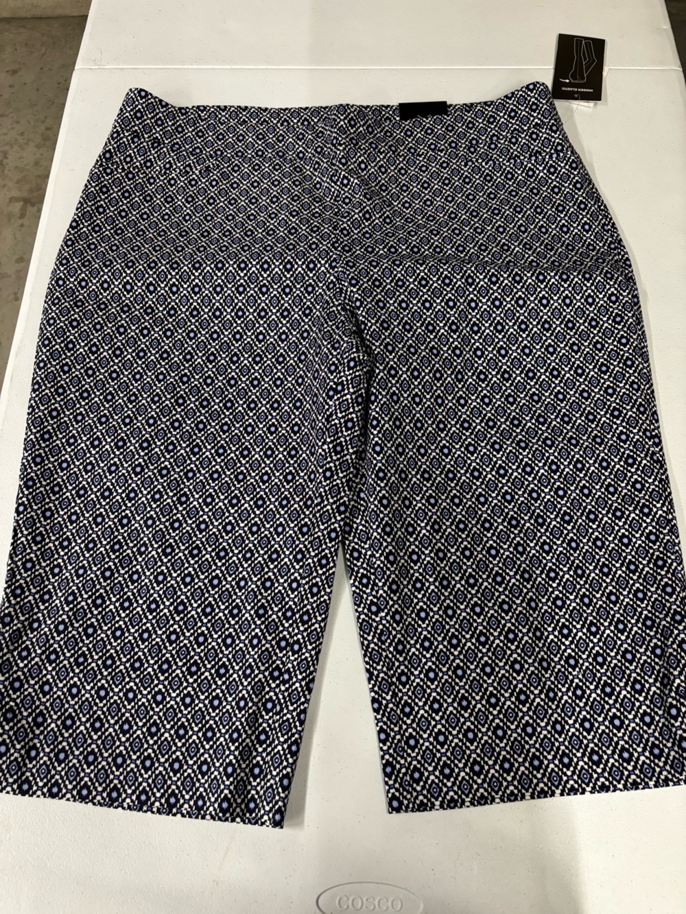Briggs New York Navy and White Geometric Capris